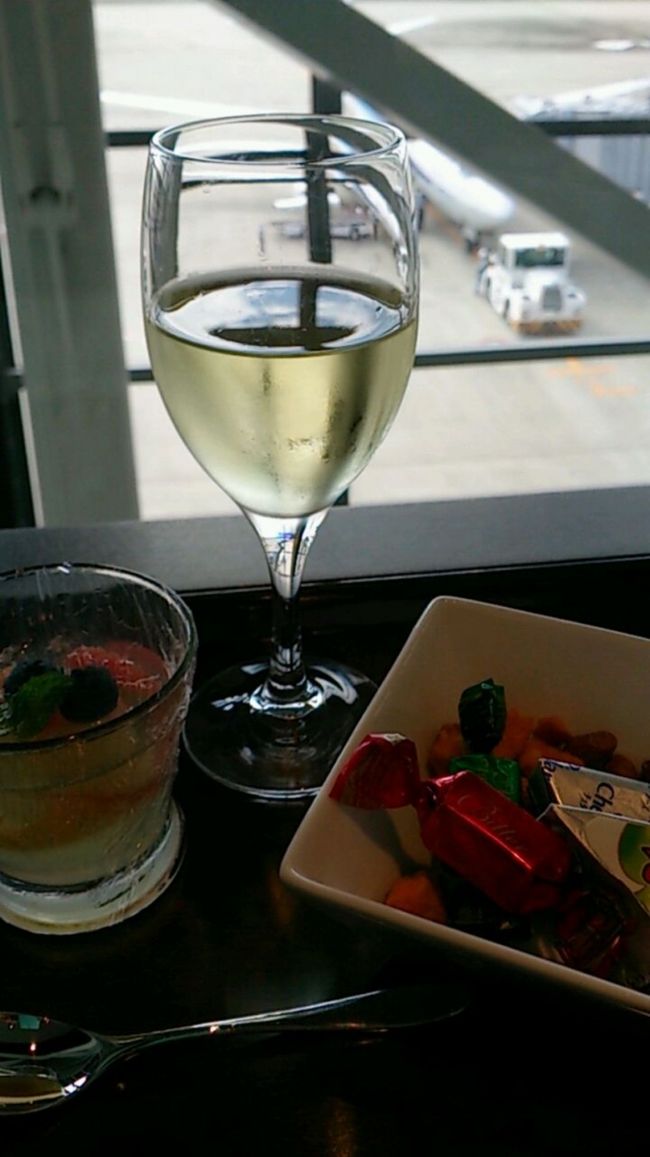 関空よりハノイに向けて飛び立つ。<br />その前にラウンジへ。<br /><br />人生初。ラウンジでくつろぐ。エコノミーだけど特典で。<br />朝から白ワインでご機嫌♪
