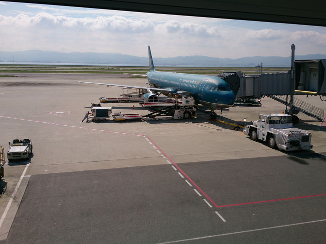 ベトナム航空<br /><br />青い海の色と蓮の花<br />以前から一度乗りたいと思っていた。<br />しかし、小型で狭さは半端ない。<br /><br />あのラウンジでくつろいだ時間はどこへ〜。