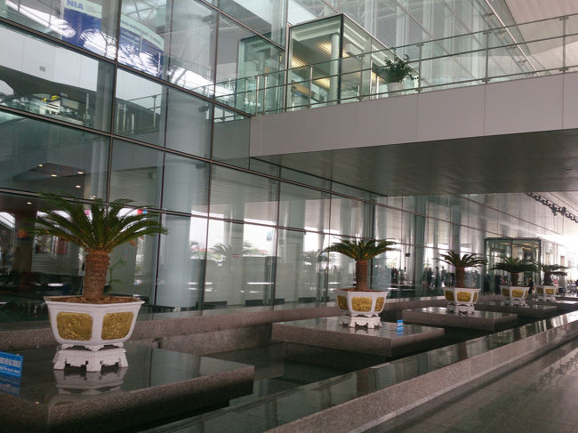 約四時間を経て、ハノイノイバイ空港に到着。<br /><br />気温25℃の機内アナウンスがあったが湿気がすごい。<br />蒸し暑かった〜。<br /><br />