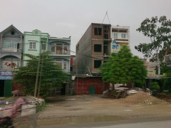 ガイドさんと、合流してハロン湾までの四時間の道のりが凄かった！<br /><br />カーチェイスのよう、アトラクションのよう！！<br />二重追い越し、逆走、バイクの嵐！わあっ〜。ひえ〜。<br /><br />ベトナムの人たちの暮らしや表情がつぶさに見れたって感じ。濃厚だった！<br /><br />そしてぐったり！