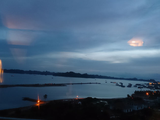 出迎えてくれたのは暮れなずむハロン湾♪<br /><br />明日はここへと漕ぎ出すんだなあ♪