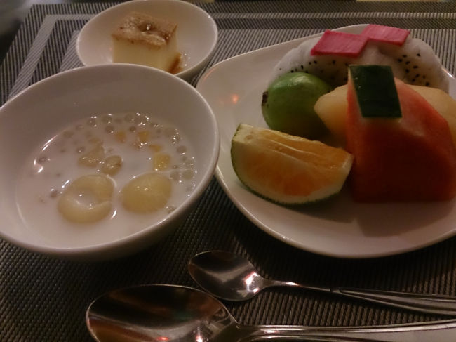 ホテルのビュッフェ。<br />なんだか、アトラクションで興奮し疲れもし、何でもいいや！と適当に盛り付けた。<br /><br />ライスsoupがいちばん美味しかったな。