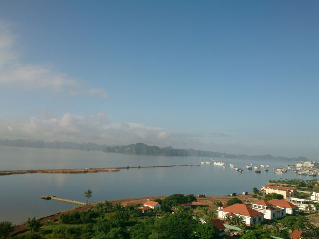 さあ、いよいよハロン湾クルーズへ出発。<br />静かな、地中海のような風景。<br /><br />が、通りはまたバイク！<br />車のクラクション。早朝からとてもざわめいている