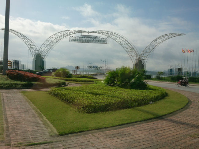 ワゴン車でガイドさんらと船乗り場へと向かう。<br />ベトナムきってのリゾート地。別荘、リゾートマンション、作りかけやらいろいろ。<br /><br />まだまだ開発はいくらでもされそう。