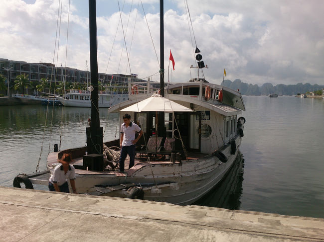 私たちの船はこちら。<br />数々ある船の中でもかなり小さめ。漁船の感じ。