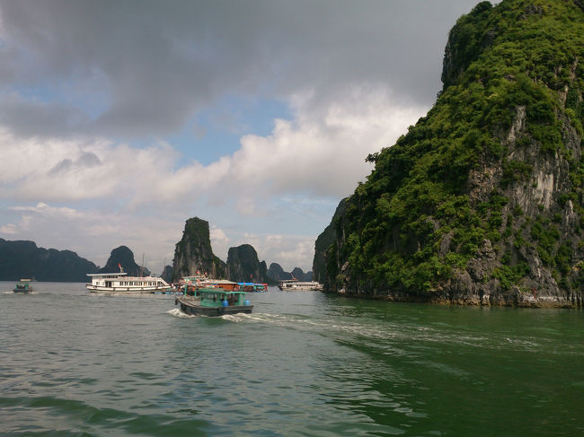 各国ツアーの観光客船がどんどん通り、漁船も通る！<br />手を振ったら振り返してくれた。嬉しい〜♪