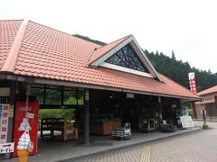 最初の立ち寄り地、道の駅「吉野路黒滝」
串こんにゃくがおいしいけど、あえて鹿コロッケ食べたりした。