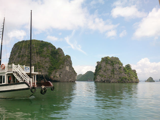 だんだん鍾乳洞に近づく。<br />地下に入る鍾乳洞ではなくて山の鍾乳洞だから最初はひんやり！そのうちじんわり蒸し暑い！とガイドさんから予め言われていた。<br />