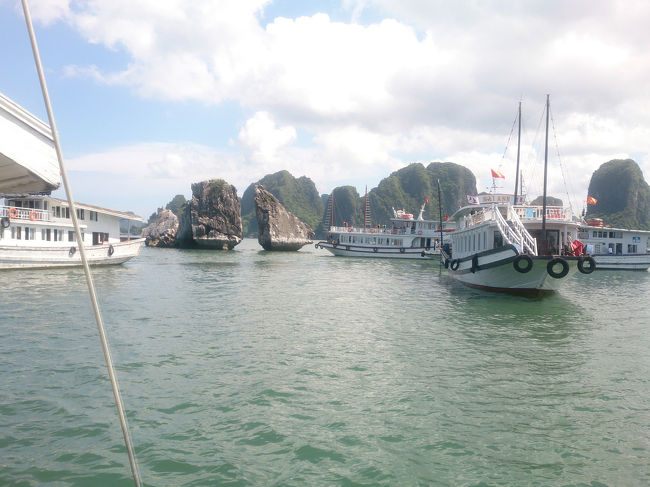 闘鶏岩。<br /><br />有名な岩のひとつでもあるのでたくさん船も寄っていく。<br /><br />集まっていく。