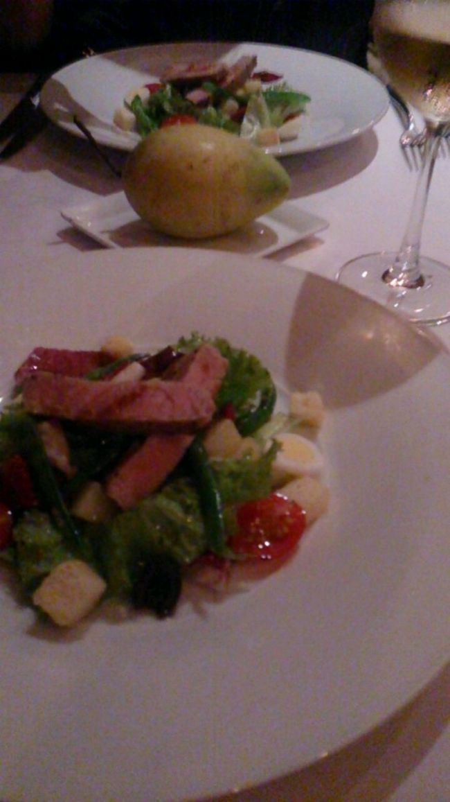 喧騒、ざわめきの中。<br />ハノイで、一番始めに案内されたフレンチレストラン。<br /><br />静寂。あまりのギャップに笑ってしまった。<br /><br />ワインで乾杯！お疲れ様。