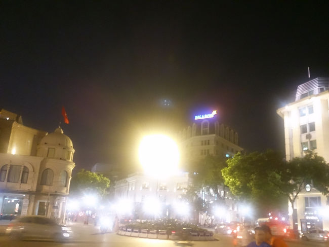 オペラハウス前の風景。<br /><br />パリと本当に似ている。<br /><br />このあと、ハノイでのホテルに到着。さぁ明日からハノイの街を歩くぞぉー！