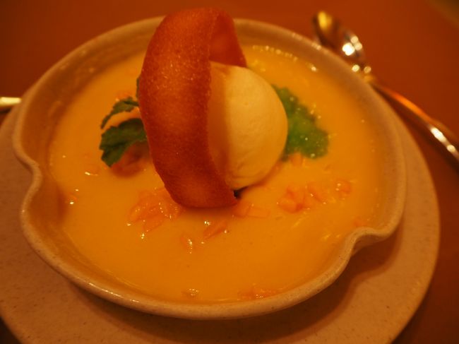 デザートのマンゴーとココナッツ・タピオカアイスをいただいて、ご馳走様でした。<br /><br />とっても美味しゅうございました。<br /><br />ハノイってなんて素敵な街なんだろう。<br /><br />食いしん坊の私にはたまりません！<br /><br />この旅行記でご紹介したレストランは、本当にどこもおすすめなのでハノイへ旅行に行かれた際にはぜひ足を運んでみてくださいね。