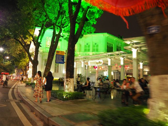 最後に、シクロで夜のハノイの街を1時間駆け巡りました！<br />あ～～～楽しかった。。。<br /><br />そして日本に帰る翌朝、ベトナムの方の優しさに触れる出来事が・・・。<br /><br />空港には普通最低でも2時間前までには着いていないといけませんが、前日このように遅くまで楽しんでいた私たちは「1時間半前に空港着いてれば間に合うよね？」なんて悠長にフライトの2時間前にホテルをチェックアウトしてました。<br /><br />するとフロントのお兄さんが「フライトは何時？」と聞いてくれたので「8時です！」というと<br />「えっ。。国際線でしょ？2時間半前には空港にいないとまずいよ？ホテルから空港までの車は手配してるの？」<br />「してないです・・・」<br />「じゃあ今からタクシーを手配してあげるから待ってて！あと、WEBチェックインも試してみるからeチケット見せて？」<br />「は、はい」<br />「・・・・チェックインできた！タクシーも普通は空港まで40万ドンだけど30万ドンで行ってもらうようにお願いしたから、運転手が40万ドンって言ってきても30万ドンしか渡さないでね？」<br />「は、はい！ありがとうございました！！！！！！！」<br /><br />・・・お兄さんの敬語は省略しております（笑）<br /><br />ここまで親切にしてもらって申し訳なかったので、チップを大目に渡したのですが「Thank You」と言って受け取ってくれたけど、別にいらないのに・・という態度でした。<br />チップ目当てじゃなく親切にしてくれたのは、見てて本当に伝わっていたからあげるべきじゃなかったのかな。。<br /><br />この行動が正しかったのかどうか今でも分からない＞＜<br /><br />日本人だったら「お金目当てじゃないし！」って怒る人もいるよね。<br /><br />お兄さんからもそんな空気を感じた・・・。<br /><br />でもでも、最後の最後で親切が身に染みてとっても嬉しかったです！<br /><br />このホテルのスタッフは本当にみんな親切でした。<br />次にハノイに来てもまた泊まりたい。<br /><br />帰りのタクシーでは案の定言われた値段の5倍くらいふっかけられたけど、30万ドンしか払わなかったし、それも教えてくれたからだよね。<br /><br />ハノイ旅行は最高の旅行でした！<br />みんなすごく人懐っこくて親切だったし、街並みも大好きだったし、何よりご飯も美味しいし！<br />雑貨も可愛いし、マッサージも気持ちよかったし・・・。<br /><br />ありがとうハノイの皆さん。<br /><br />いつも旅の終わりに思うけど、また絶対に来たい！<br /><br />長いハノイ旅行記にお付き合いいただき、本当にありがとうございました。<br /><br />パート②ではハロン湾編を書きたいと思います☆<br />こちらもどうぞよろしくお願い致します！