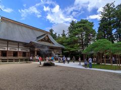 【中尊寺本堂】
本堂前も結構広い