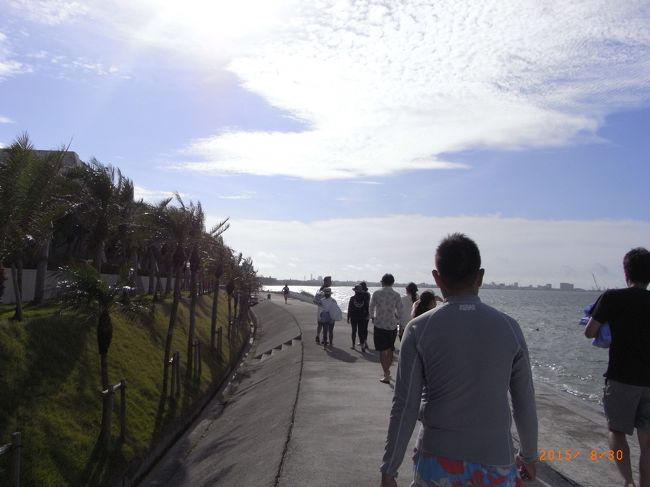 ホテルに迎えが来て、豪華なリゾートホテルまで連れてってくれたよ。<br /><br />他の参加者はみんなその豪華ホテルの宿泊者みたいだよ。<br /><br />そのホテル前のビーチ沿いを歩いていくよ！<br /><br />貴重品は預けたけど、デジカメは持っていくことに決めたよ。<br /><br />海水に落とさないようにしないとね〜。<br /><br />デジカメは、専用ＢＯＸにみんなまとめて入れたよ。<br />