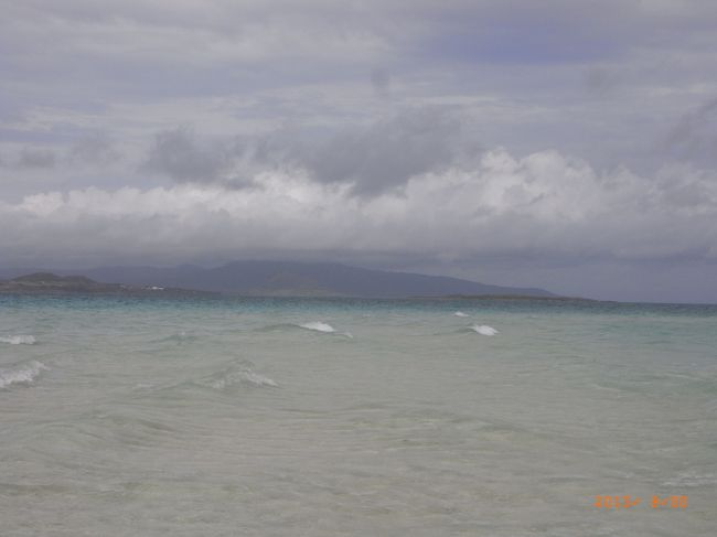 向こうに見えるのは西表島だって。<br /><br />雲あるね〜