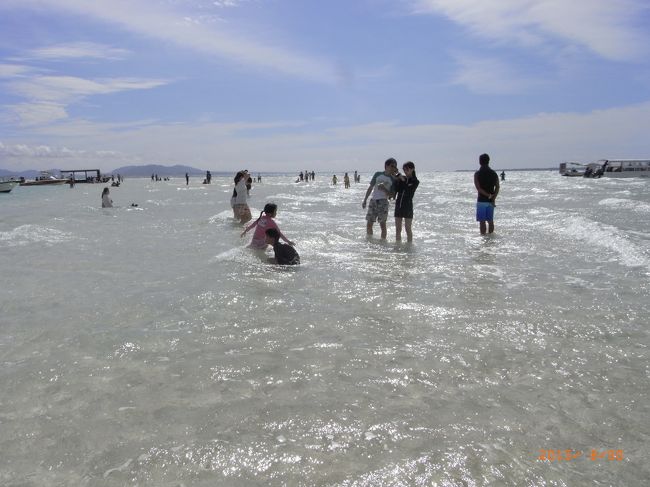 みんな写真撮ったりして、島が出るのを待ってるけど、<br /><br />そろそろ出発かな〜