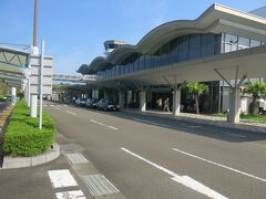 とてもこじんまりとした空港なので手荷物もあっという間に出てきます。着陸からものの10分もしないうちに外に出ることができました。ここからレンタカー屋さんの送迎で市街へ向かい、車を借りました。