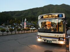 5：16　伊那バス。臨時の駒ヶ岳ロープウェイ駅行きでしらび平駅まで３０分乗ります。 