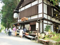 普段お蕎麦よりうどん派の私ですが、名物とあらば食べないわけには行かないと楽しみにしていたお蕎麦。名前を書いていたので、比較的すぐに入れました。
店主の方が店先に立ってお客さんに状況説明をしたり、お店の中ではお待たせしてすみませんってなんども言われたり、接客すごく丁寧だった。お客さんも、たぶん回せるぐらいしか入れてないから隣に人がいて窮屈な感じもしなかったし。