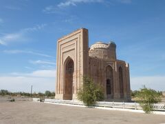 車で少し南に移動して「Turebek-Khanym廟」
写真撮影料2米ドルを支払いました。トルクメニスタンでは、これ以外にお金を使う場面がなく、現地通貨のマナトを目にする機会は一度もありませんでした。
