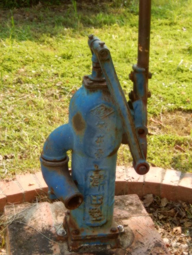 徳記洋行・安平樹屋を見た後、すぐそばにあり小さな緑地帯に古い井戸がありました