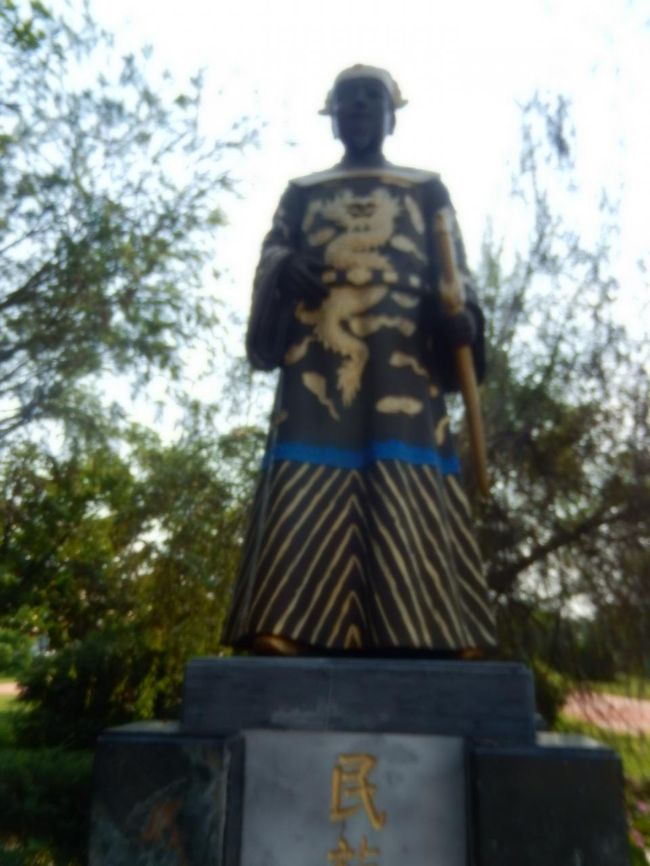 小さな緑地帯に建っていました