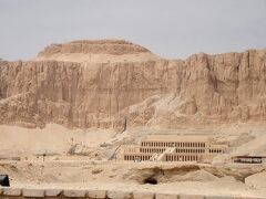 お土産屋見学の後、何も欲しいものがなかったので買わなかったけど、ミントティーをいただいた後は、ハトシェプスト女王葬祭殿へ

これを見にルクソールへ行きを計画していた１９９７年、ちょうどルクソール事件が起こり渡航を諦めた。
ガイドのアラディンもその日いつものようにガイドをしていたが、その日ハトシェプストを後回しにしてその場にいなかったため、危機一髪だったらしい。

あこがれ続けて２０年近く。
しかし今目の前にしてみると、なんだろ、このちょっとガッカリ感。
確かに規模はでかいけど、感動が沸き起こらず。
修復の仕方かなあ。。