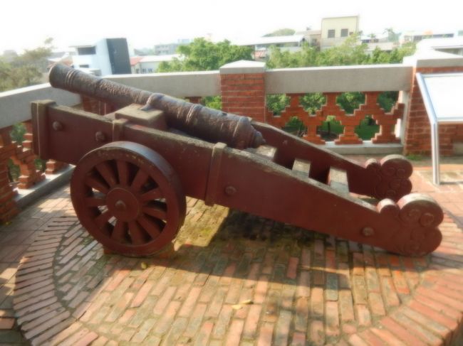 展望塔のそばにありました、古砲