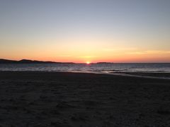 ビーチと言うか、貝殻の浜ですが、
ここからの夕陽がとても綺麗です。
スコトン岬と海馬島の間の海に沈んでいきます。