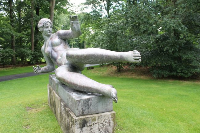 オランダ、クレラー・ミュラー美術館。庭園が広く沢山のオブジェがあります。