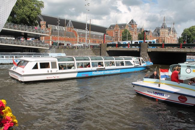 オランダ・アムステルダム、運河クルーズ船。後方の建物は中央駅、東京駅の原型です。