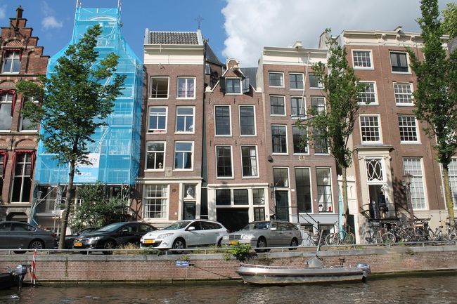 オランダの地盤沈下被害、建物が傾いている。