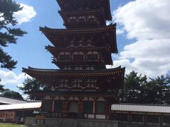 　薬師寺の西塔です。東塔は改修中でした（平成３０年度までの予定だそうです。残念）
　薬師寺の拝観料は玄奘三蔵院伽藍の拝観がされているか否かで料金が変わっています。この日は拝観日でしたので、大人１１００円です。