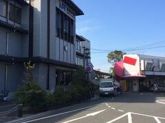 =２日目＝
　この日も秋晴れの行楽日和。
　駅から法隆寺までは約１.８Km、時間にして２５分程歩くことになります。