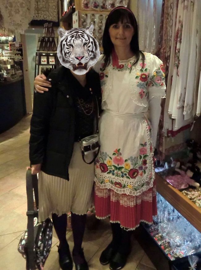 ブダペスト　ハンガリーギフトショップ<br />店員はハンガリーの民俗衣装を着ていて一部の店員は日本語も堪能。<br />この民俗衣装の刺繍はカロチャ刺繍、ハンガリーの南の方にあるカロチャという街で生まれた刺繍。