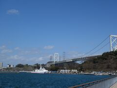 自転車をレンタルし関門海峡を渡って、下関の唐戸市場に向かいます。