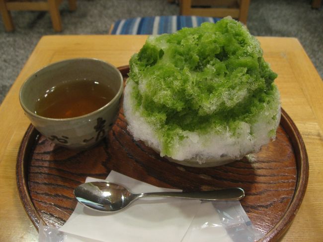 ・赤福氷　520円<br />夏季限定のかき氷です。氷の中に入っている餡と餅は赤福そのものではなく、冷たい氷になじむよう特製になっているそうです。