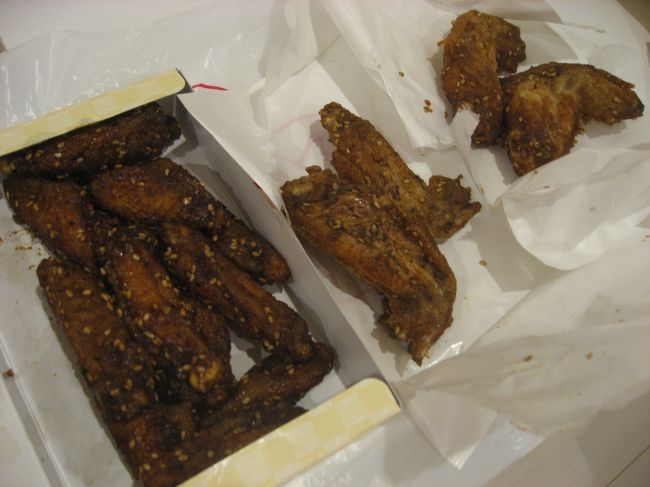 高島屋の地下で手羽先をお土産でかいました。3種類あったので少しづつ買いましたが、手前の手羽先が濃い目の甘辛味で好みでした。