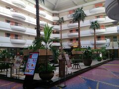 そして、ホテルへ。
フロントを抜けると、壮大な吹き抜けが。