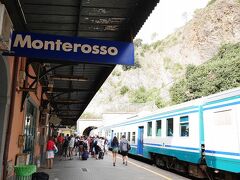 「Monterosso al mare駅」


１０：０５、La Spezia駅から約１０分、Monterosso駅へ到着。