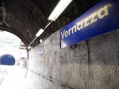 「Vernazza駅」


電車にて、Monterosso al mare駅から　Vernazza駅へ。



