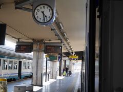 「Pisa駅」

ピサ駅で乗り換えて、
１６：３２発、フィレンツェＳ.Ｍ.Ｎ駅へ。

ずっと小走りだった１日
とっても疲れた...
フィレンツェの夕陽に間に合うか？！


６／１２作目へ続く
　http://4travel.jp/travelogue/11058596




