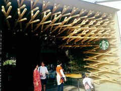 太宰府を何気なく歩いてると、突如出現したスタバｗｗｗｗ
え、ちょ…何、このクールな外観ｗｗｗｗ

海外のスタバでもこんなもんなかったよ。福岡凄いなｗ　これ考えて作った人、やるなぁ…。というわけで…お馴染みのセルフィー（笑）
ただ写真撮っただけで中には入ってません＾＾