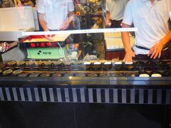 前回食べ逃した「梅が枝餅」をついに頂いちゃいます＾＾
「梅」っていうくらいだから、梅味なのかな、と思いきや「太宰府が梅が有名だから」との事。そっちかーーーーい！！！

とりあえず並ぶか。

太宰府行く間に、たくさんの梅が枝餅の店が軒を連ねてるのですが、友達曰く「かさの家が人気らしいよ〜」との事なので並んでみる。