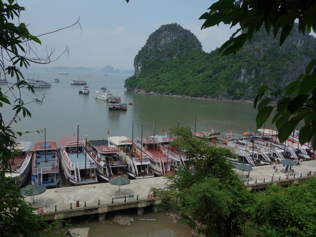 鍾乳洞は少し高い所にあったため、乗ってきた船とハロン湾を見下ろせます。