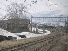 坂を下りながらスイッチバックが廃止となり駅が移転した関山、