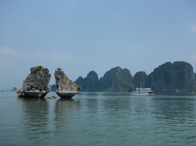 2羽の鳥が向き合ってささやいている、と言われる岩。