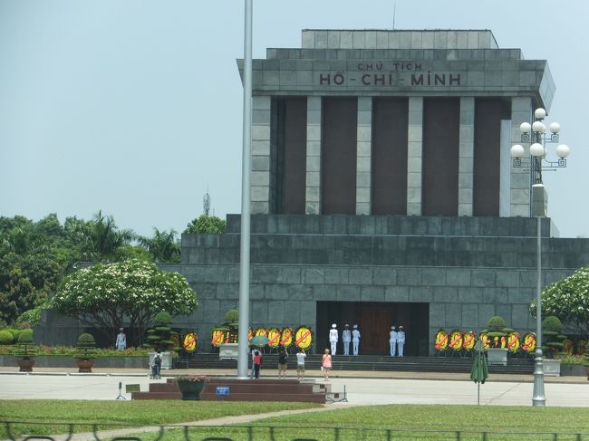 ハロン湾観光の翌日は、ハノイの市内観光へ。<br />まずは、ホーチミン廟へ。ホーチミンさんの遺体が安置されています。<br />入り口では手荷物のセキュリティチェック、撮影禁止でカメラも預けなくてはいけません。<br />なので、写真は車窓から。