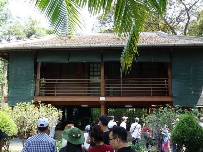 ホーチミンさんの家。<br />かなり質素な雰囲気でした。